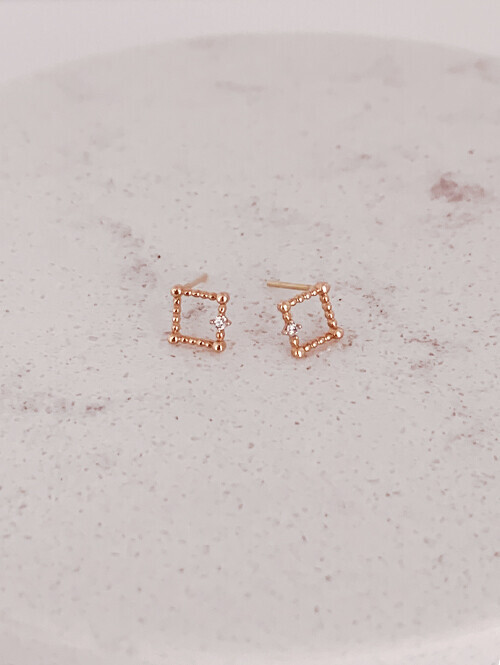 14K 포어드 엠보 스퀘어 핀 귀걸이