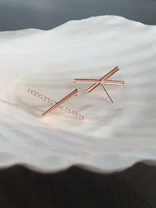 14K 새틴 X 라인 스틱 귀걸이