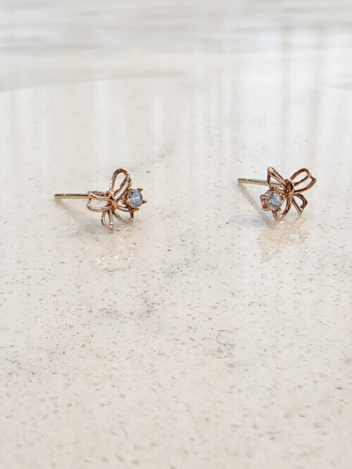 14K 레인 리본 큐빅 핀귀걸이