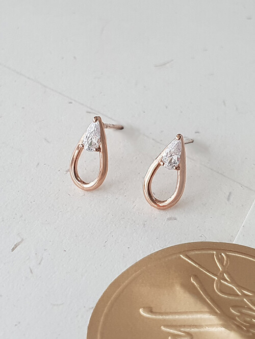 14K 트리안 큐빅 물방울 귀걸이(핀/침형)